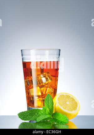 Nahaufnahme von Glas Tee mit Zitrone beiseite auf blaue Rückseite Stockfoto