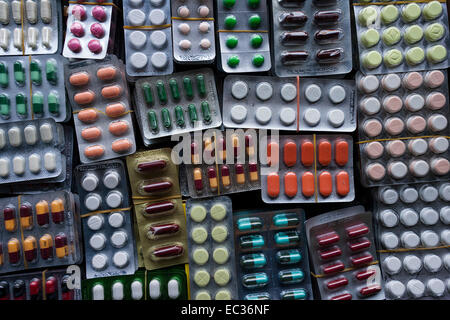 Verschiedene Tabletten in Blister pack Stockfoto