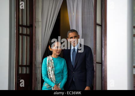 Präsident Barack Obama trifft sich mit Vorsitzenden der Nationalliga für Demokratie und Mitglied des Parlaments Aung San Suu Kyi an ihrem Wohnsitz in Rangoon, Birma, am 14. November 2014. Stockfoto