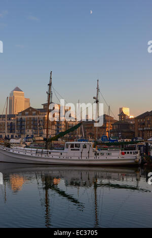 Limehouse Bassin in der Abenddämmerung mit Canary Wharf im Hintergrund und tagsüber Mond Osten London England Europa. Stockfoto