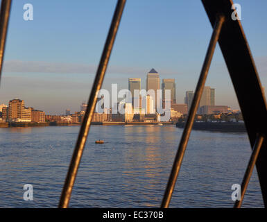 Blick nach Osten in der Abenddämmerung entlang der Themse nach Canary Wharf Ost London England Europa Stockfoto