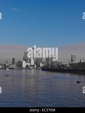 Wolkenkratzer von Canary Wharf und Riverside Luxury Apartments in der Dämmerung East London England Europa Stockfoto