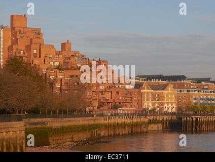 Luxuswohnungen Thameside Leuchten golden im Sonnenuntergang Licht Limehouse Osten London England Europa Stockfoto