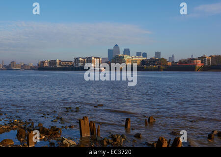 Canary Wharf in der Abenddämmerung von den Ufern der Themse East London England Europa Stockfoto