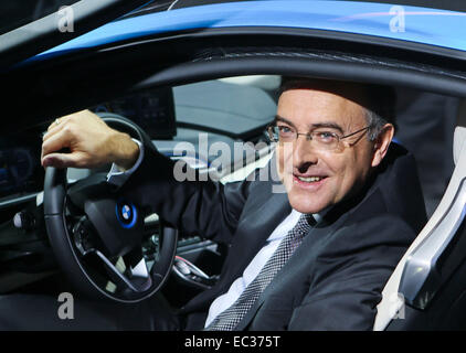 Datei - Datei Bild datiert 10. September 2013 zeigt CEO von BMW Norbert Reithofer in einem BMW i8 auf der International Motor Show Deutschland (IAA) in Frankfurt/Main, Deutschland. Reithofer tritt früh von seiner Position als CEO im kommenden Jahr. Foto: Frank Rumpenhorst/dpa Stockfoto