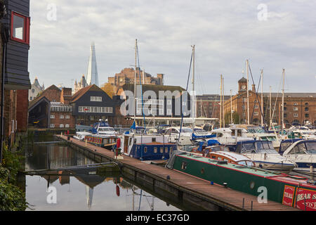 Bargen Boote und Yachten vor Anker im gehobenen St. Katherine Docks Marina East London England, Europa Stockfoto