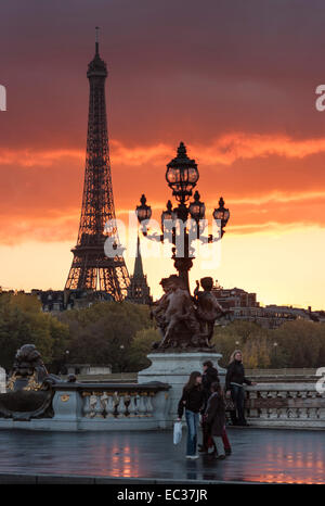 Frankreich, Paris, Eiffelturm, American Church in Paris, Menschen auf der Pont Alexandre III Stockfoto