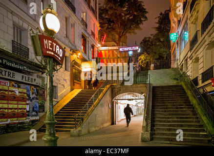 u-Bahn Eingang Montmartre Paris Frankreich Nacht Stockfoto
