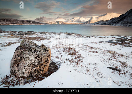 Sonnenuntergang auf den Nordfjord in Troms, Norwegen, Tromvik, Sommeroy, Kvaloya Stockfoto