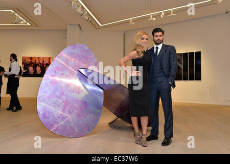 Künstler und Fotograf Andrew Levitas und seine Frau, klassische Sängerin Katherine Jenkins in Philipps Gallery in London. Stockfoto