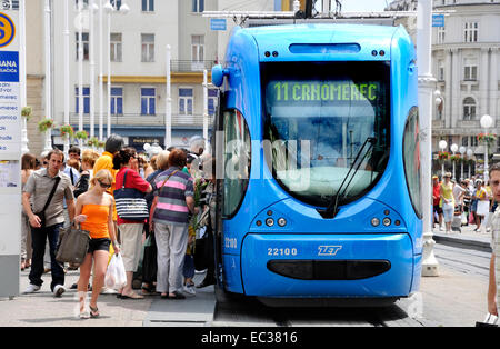 Zagreb, Kroatien. Moderne Straßenbahn - Passagiere immer auf an einer Straßenbahnhaltestelle Stockfoto