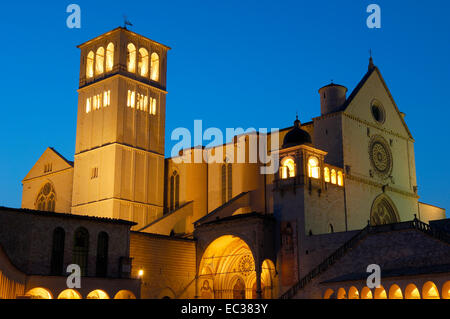 Basilica di San Francesco, Basilika des Heiligen Franziskus, bei Dämmerung, UNESCO World Heritage Site, Assisi, Perugia Provinz, Umbrien Stockfoto