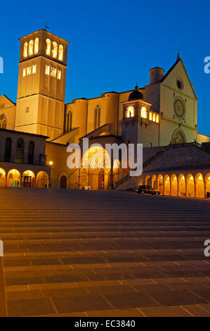 Basilica di San Francesco, Basilika des Heiligen Franziskus, bei Dämmerung, UNESCO World Heritage Site, Assisi, Perugia Provinz, Umbrien Stockfoto
