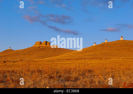 Windmühlen und Caballeros de San Juan de Jerusalen Burg, Consuegra, Provinz Toledo, Route des Don Quijote, Castilla-La Mancha Stockfoto