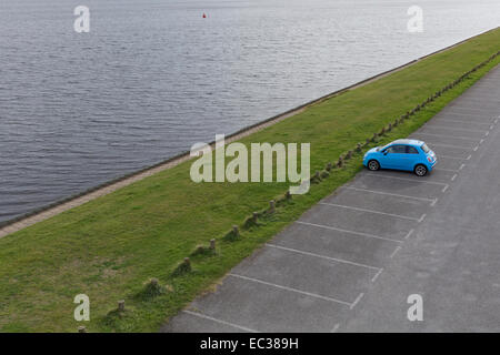 Einsame Auto, Fiat 500 in einem leeren Parkplatz auf einem Binnenschiff, Walcheren, Zeeland Provinz der Niederlande Stockfoto