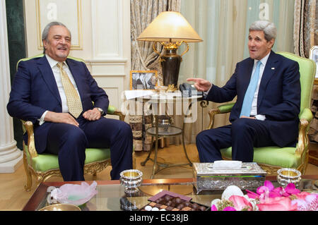 US-Außenminister John Kerry trifft sich mit Außenminister Saud al-Faisal von Saudi-Arabien in Paris, Frankreich, am 20. November 2014, vor der Reise nach Wien, Verhandlungen mit iranischen Vertretern über die Zukunft ihrer nuklearen-Programm beitreten. Stockfoto