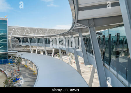 Die geschwungenen Fußgängersteg am Flughafen Adelaide in Australien. Stockfoto