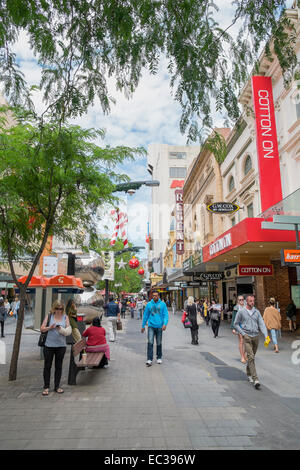 Menschen beim Einkaufen für Weihnachtsferien in Rundle Mall Adelaide, Australien Stockfoto