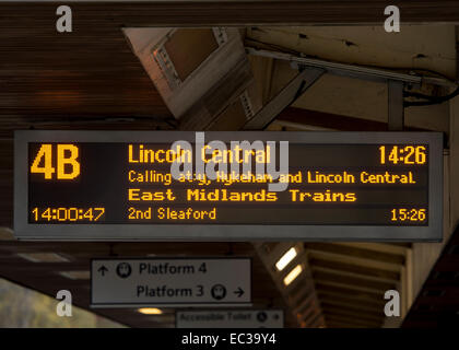 Leuchtreklame am Bahnhof Leicester, UK Stockfoto