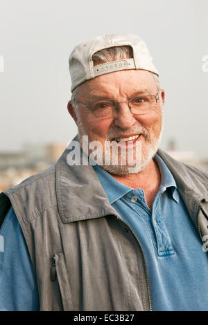 Porträt von lächelnden senior glücklich im Freien mit Blick auf die Kamera Stockfoto