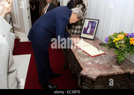 US-Außenminister John Kerry schließt das Gästebuch in der britischen Botschaft in Wien, Österreich, 23. November 2014, vor dem Besuch einer E3 + 1 Arbeitsessen - mit dem Vereinigten Königreich, Frankreich, Deutschland und ein Vertreter der Europäischen Union - inmitten von multilateralen Verhandlungen mit dem Iran über die Zukunft seines Atomprogramms. Stockfoto