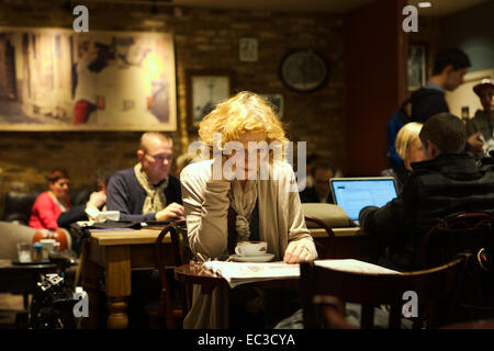 Caffe Nero coffee shop Interieur, London UK. Kunden: Allein sitzen. Das Leben in der Stadt. Einsamkeit. Coffee Bar London. Stockfoto