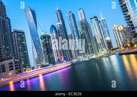 DUBAI, Vereinigte Arabische Emirate - 27 NOVEMBER: Moderne Gebäude in Dubai Marina bei Nacht, Dubai, Vereinigte Arabische Emirate. In der Stadt der künstlichen Kanal Länge von 3 k Stockfoto