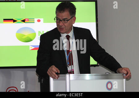 Lima, Peru. 8. Dezember 2014. Bundesministerin für wirtschaftliche Zusammenarbeit und Entwicklung, Gerd Müller, besucht eine Pressekonferenz, am Rande des 20. UN-Konferenz zum Klimawandel (COP20), in Lima, Hauptstadt von Peru, am 8. Dezember 2014. © Luis Camacho/Xinhua/Alamy Live-Nachrichten Stockfoto