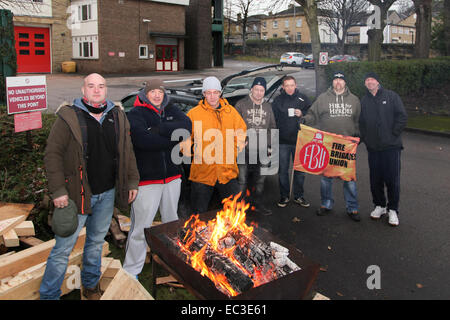 Cleckheaton, West Yorkshire, Großbritannien. 9th. Dezember 2014. Feuerwehrleute der Cleckheaton Fire Station White Watch führen die Streikposten als Teil des anhaltenden Rentenstreits mit der Regierung. Dieser Zeitraum der Arbeitskampfmaßnahmen begann um 9am Uhr und wird 24 Stunden dauern. Notfallteams wurden von der West Yorkshire Fire Service bereitgestellt, so dass zwar der Service reduziert wurde, aber dennoch ein Teil der Notfallabdeckung vorhanden ist. Stockfoto