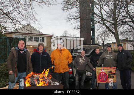 Cleckheaton, West Yorkshire, Großbritannien. 9th. Dezember 2014. Feuerwehrleute der Cleckheaton Fire Station White Watch führen die Streikposten als Teil des anhaltenden Rentenstreits mit der Regierung. Dieser Zeitraum der Arbeitskampfmaßnahmen begann um 9am Uhr und wird 24 Stunden dauern. Notfallteams wurden von der West Yorkshire Fire Service bereitgestellt, so dass zwar der Service reduziert wurde, aber dennoch ein Teil der Notfallabdeckung vorhanden ist. Stockfoto