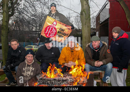 Cleckheaton, West Yorkshire, Großbritannien. 9th. Dezember 2014. Feuerwehrleute der Cleckheaton Fire Station White Watch führen die Streikposten als Teil des anhaltenden Rentenstreits mit der Regierung. Dieser Zeitraum der Arbeitskampfmaßnahmen begann um 9am Uhr und wird 24 Stunden dauern. Notfallteams wurden von der West Yorkshire Fire Service bereitgestellt, so dass zwar der Service reduziert wurde, aber dennoch ein Teil der Notfallabdeckung vorhanden ist. Stockfoto