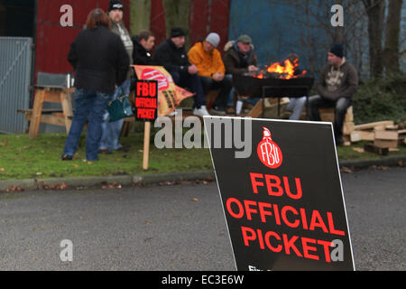 Cleckheaton, West Yorkshire, Großbritannien. 9th. Dezember 2014. Feuerwehrleute der Cleckheaton Fire Station White Watch führen die Streikposten als Teil des anhaltenden Rentenstreits mit der Regierung. Dieser Zeitraum der Arbeitskampfmaßnahmen begann um 9am Uhr und wird 24 Stunden dauern. Notfallteams wurden von der West Yorkshire Fire Service bereitgestellt, so dass zwar der Service reduziert wurde, aber dennoch ein Teil der Notfallabdeckung vorhanden ist. Stockfoto