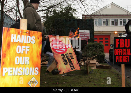 Cleckheaton, West Yorkshire, Großbritannien. 9th. Dezember 2014. Feuerwehrleute der Cleckheaton Fire Station White Watch führen die Streikposten als Teil des anhaltenden Rentenstreits mit der Regierung. Dieser Zeitraum der Arbeitskampfmaßnahmen begann um 9am Uhr und wird 24 Stunden dauern. Notfallteams wurden von der West Yorkshire Fire Service bereitgestellt, so dass zwar der Service reduziert wurde, aber dennoch ein Teil der Notfallabdeckung vorhanden ist. Stockfoto