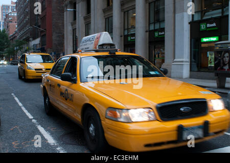 Taxi-jungen in Midtown Manhattan. NY. In der Regel die Fahrzeit zwischen den Flughäfen und Midtown Manhattan mit dem Taxi oder Auto ist 45 bis 60 Stockfoto