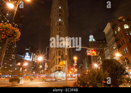 Flatiron Building. Zwischen 22. und 23. St. zwischen Broadway und 5th Ave Fuller Building, auch bekannt unter seinem Gründer wurde 1902 fertiggestellt und war eines der ersten Hochhäuser, die integriert eine Stahlkonstruktion wird erlaubt, 87 Meter Höhe erreichen. Die Fassade aus Kalkstein und Ton, bildet ein Dreieck, dass nur zwei Meter breit in der 23rd St. und ähnelt den Bug eines Schiffes. Entworfen vom Architekten Daniel Burnham, die italienische Renaissance-Architektur, inspiriert war auf der Suche nach Schönheit und Perfektion durch geometrische Berechnungen. Stockfoto