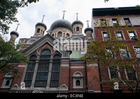 Russische orthodoxe Kathedrale St. Nikolaus. 97. Oststraße 15. Telefon 212-876-2190. Diese Kirche wurde gebaut im Jahre 1902 im Moskauer Stil, erhöhen Sie die Anzahl russischer Immigranten in der Stadt und greifen zu kurz in der Instaciones, die Zimmer auf der Second Avenue gemietet hatte. Während der Revolution von 1917 kamen viele mehr Russen, vor allem Intellektuelle und Aristokraten, aber im Laufe der Zeit begann auch ankommenden Flüchtlinge und Deserteure. Die rote Backsteinfassade kontrastiert mit seinen fünf Runden Kuppeln. Stockfoto