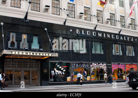 Käufer übergeben Bloomingdale s Department Store in Manhattan New York USA. Bloomingdale's Speicher. 1000 3rd Avenue 59. Str. Stockfoto