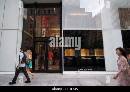 Schaufenster von Louis Vuitton auf der Fifth Avenue. Die Luxus-Zelte, die gleichbedeutend mit Fifth Avenue sind erschienen bei hohen Stockfoto