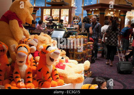 Innen Disney speichern in New York. Winnie The Pooh Spielzeug und Teddys. Disney Store-New York, NY-Standort bietet die neueste aus Stockfoto