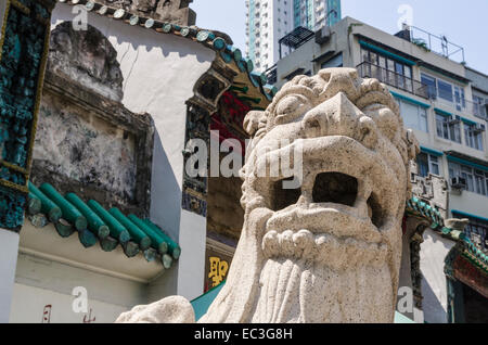 Detail eines steinernen Erziehungsberechtigten außerhalb der Man Mo Tempel, Sheung Wan, Hong Kong Stockfoto
