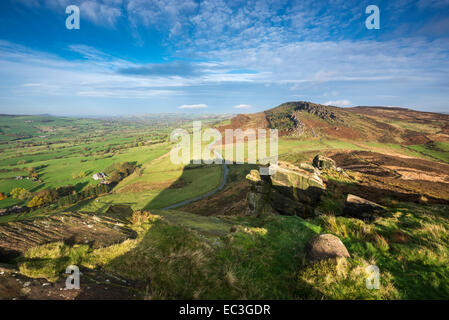 Blick von Henne Cloud auf die Kakerlaken einen felsigen Steilhang im Staffordshire Teil des Peak District. Stockfoto