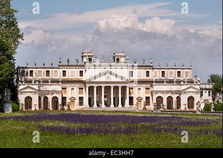 Villa Pisani, Stra, Italien. Der große Pavillon und Ställe am Ende des Kanals, erbaut in den 1740er Jahren von Girolamo Frigimelica Stockfoto