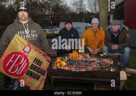 Cleckheaton, West Yorkshire, Großbritannien. 9th. Dezember 2014. Feuerwehrleute der Cleckheaton Fire Station White Watch führen die Streikposten als Teil des anhaltenden Rentenstreits mit der Regierung. Dieser Zeitraum der Arbeitskampfmaßnahmen begann um 9am Uhr und wird 24 Stunden dauern. Notfallteams wurden von der West Yorkshire Fire Service bereitgestellt, so dass zwar der Service reduziert wurde, aber dennoch ein Teil der Notfallabdeckung vorhanden ist. Stockfoto