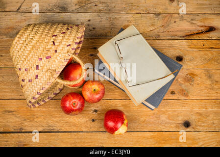 Stillleben mit Büchern und Zutaten von Märchen, ein Konzept Stockfoto