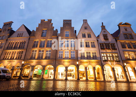Giebelhäuser am Prinzipalmarkt Straße in der Nacht, Münster, Nordrhein-Westfalen, Deutschland, Europa Stockfoto