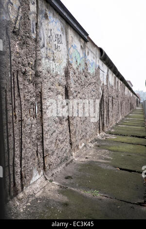 Ein Abschnitt der Berliner Mauer neben dem Topographie des Terrors-Geschichte-Museum in Berlin, Deutschland. Stockfoto