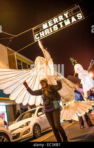 Eine Frau, die eine riesige weiße Taube des Friedens führt ein Laternenumzug durch Einschalten der 2014 im Vorfeld Aberystwyth Weihnachtslichter, Wales UK Stockfoto