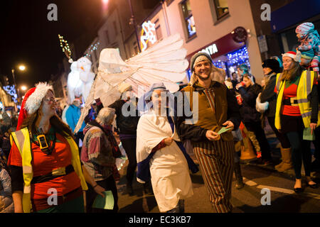 Maria und Josef Krippe Zeichen führenden Massen auf einem Laternenumzug durch die Straßen von Aberystwyth Weihnachtslichter, Wales UK Einschalten im Vorfeld Stockfoto