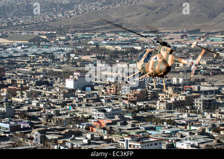 Ein afghanische Luftwaffe MD 530F Cayuse Krieger Hubschrauber fliegt niedrig über einem Wohngebiet 6. Dezember 2014 in Kabul, Afghanistan. Die MD 530F ist ein Mehrzweck-Hubschrauber, scout, bewaffnete Eskorte und schließen Luft Angriffsfähigkeiten der afghanischen Luftwaffe verwendet. Stockfoto