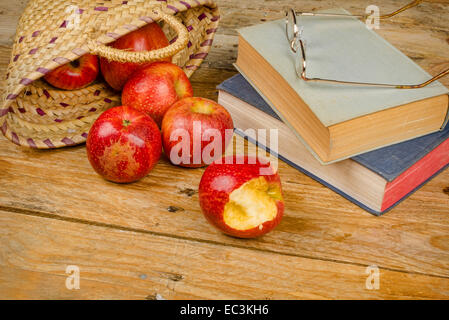 Stillleben mit Büchern und Zutaten von Märchen, ein Konzept Stockfoto